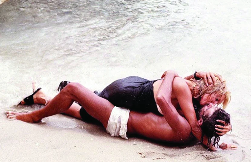 Bacio_Travolti_insolito-destino_azzurro_mare-Agosto